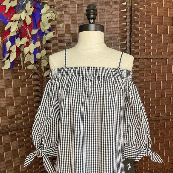 Gingham Blouse ๐ Off the Shoulder - Picture 2 of 11
